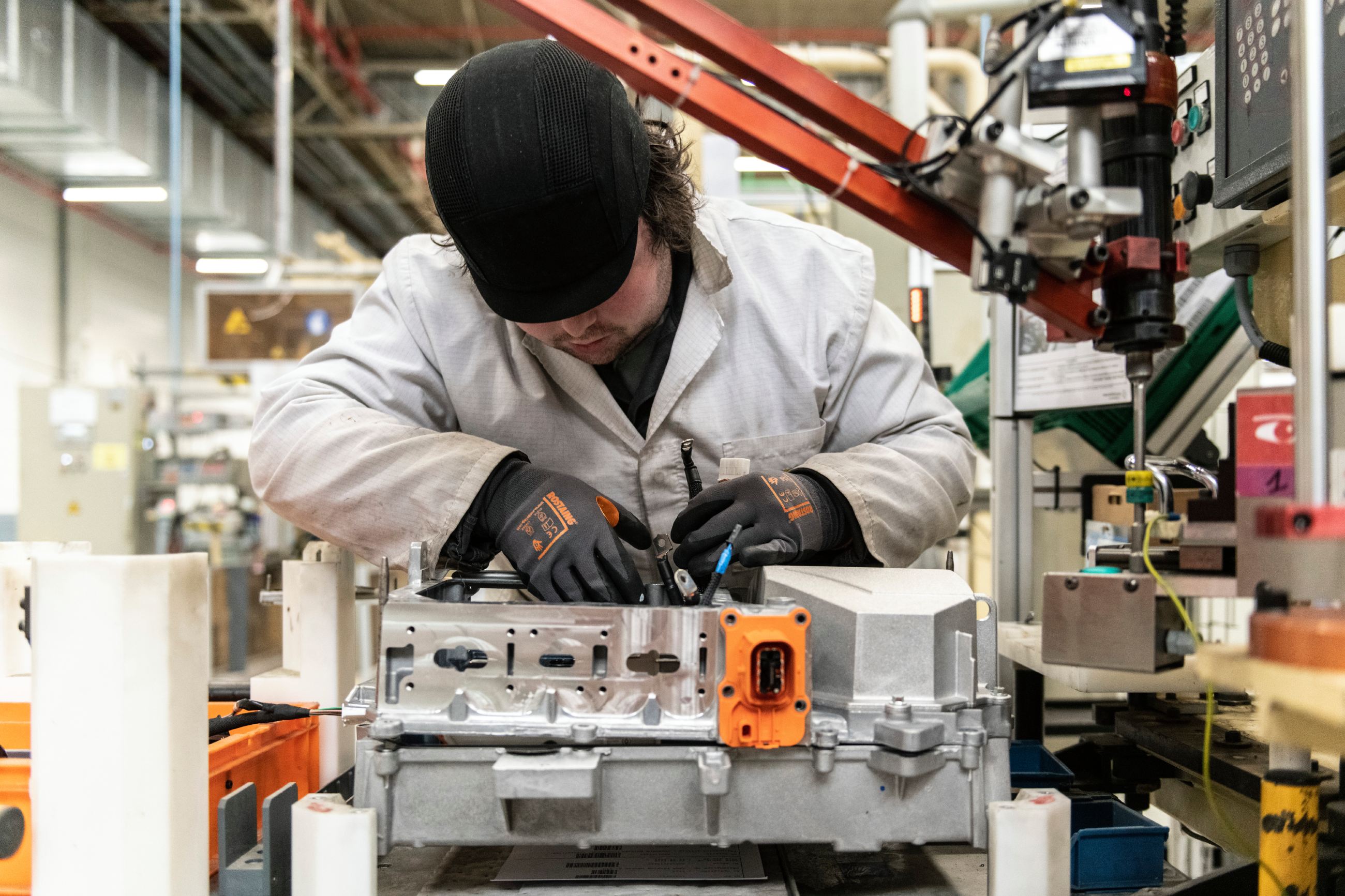 homme qui travaille dans l'usine